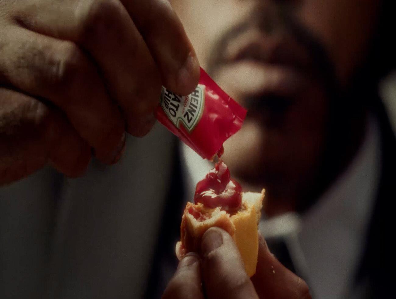 GUT PROPÕE QUE HOLLYWOOD COLOQUE MAIS HEINZ NO HAMBÚRGUER