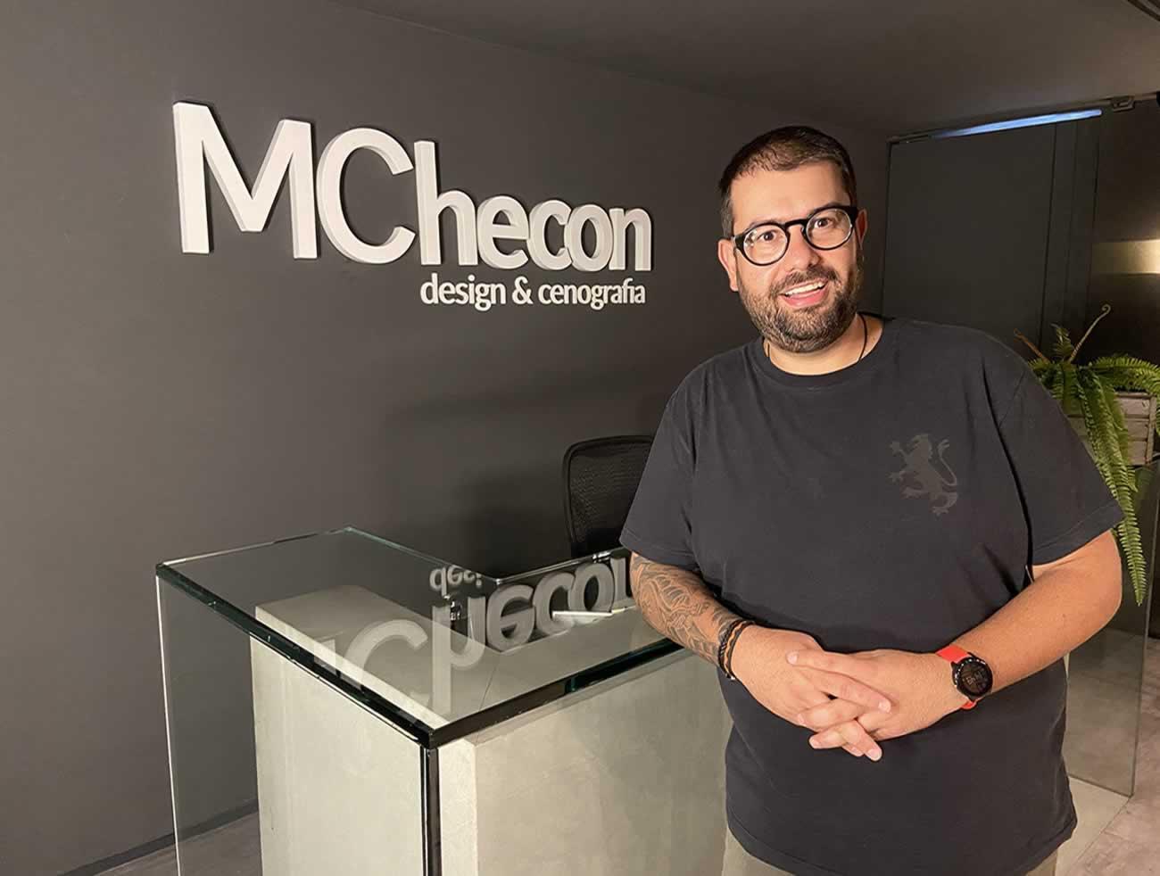 CENOGRAFIA MCHECON CONTRATA ANDRE VAZ PARA O COMERCIAL
