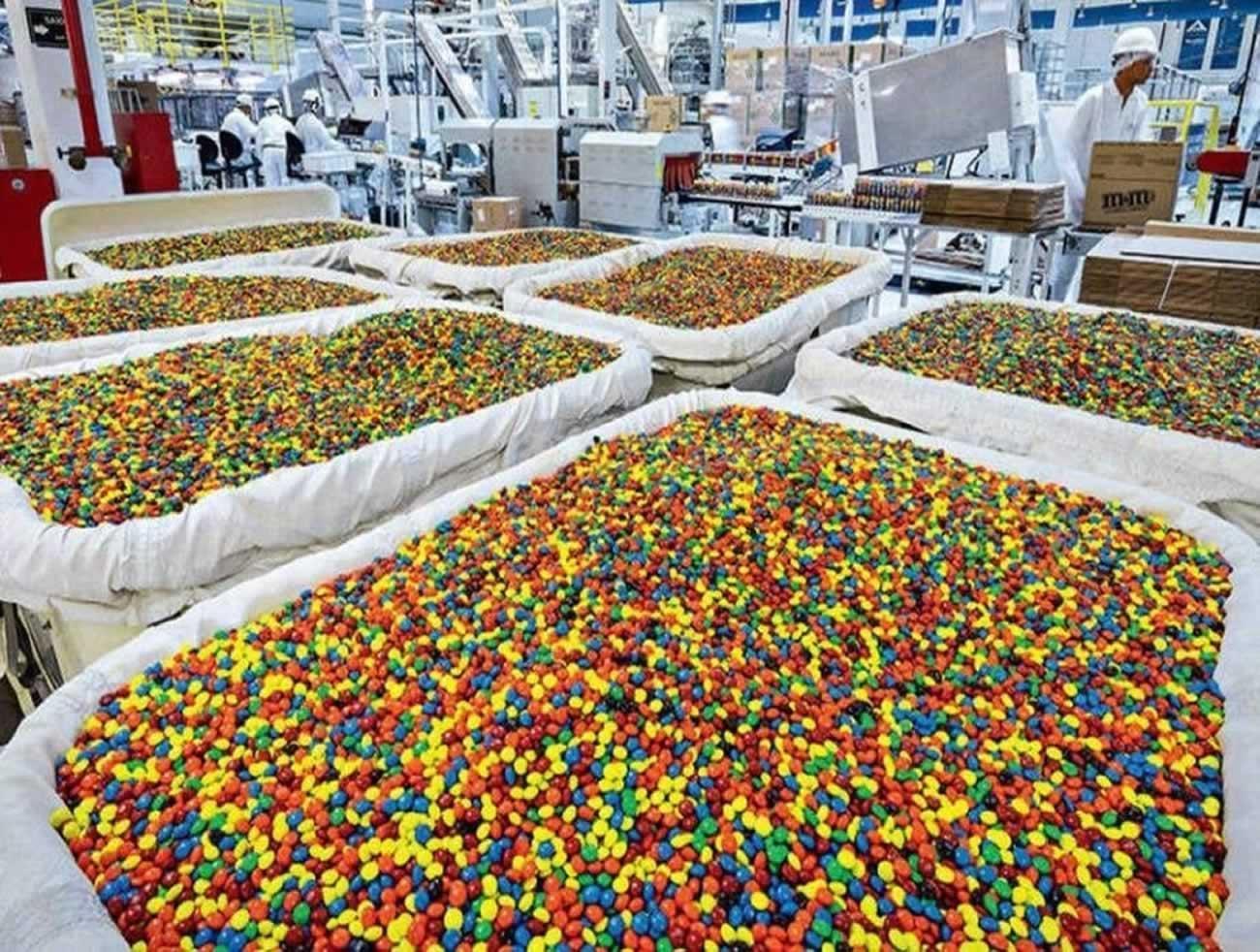 MARCA DE CHOCOLATE EM BOLINHAS COLORIDAS M&M`S FAZ 80 ANOS