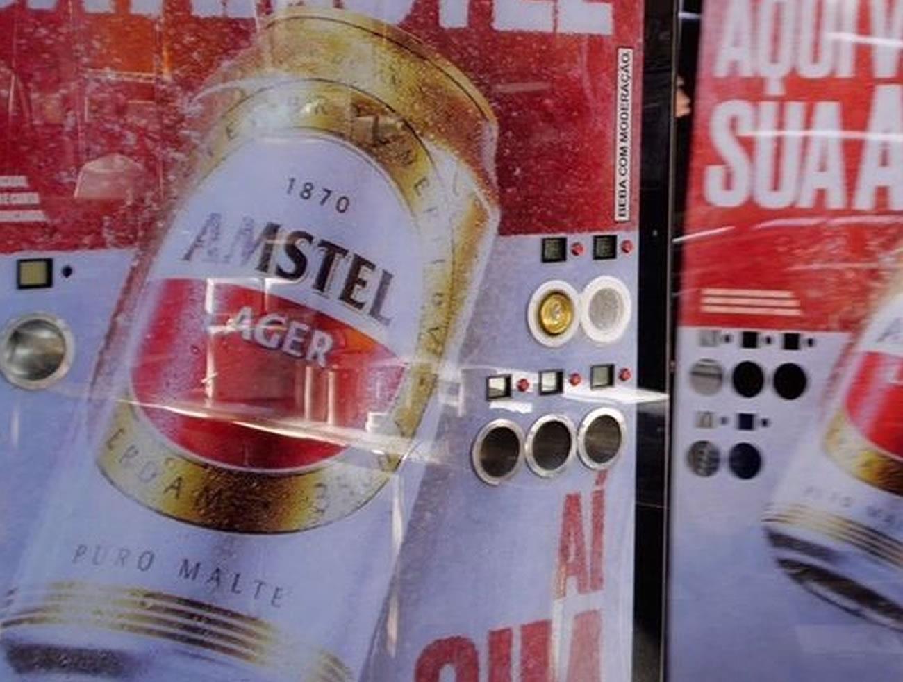 Amstel gela cerveja dos foliões