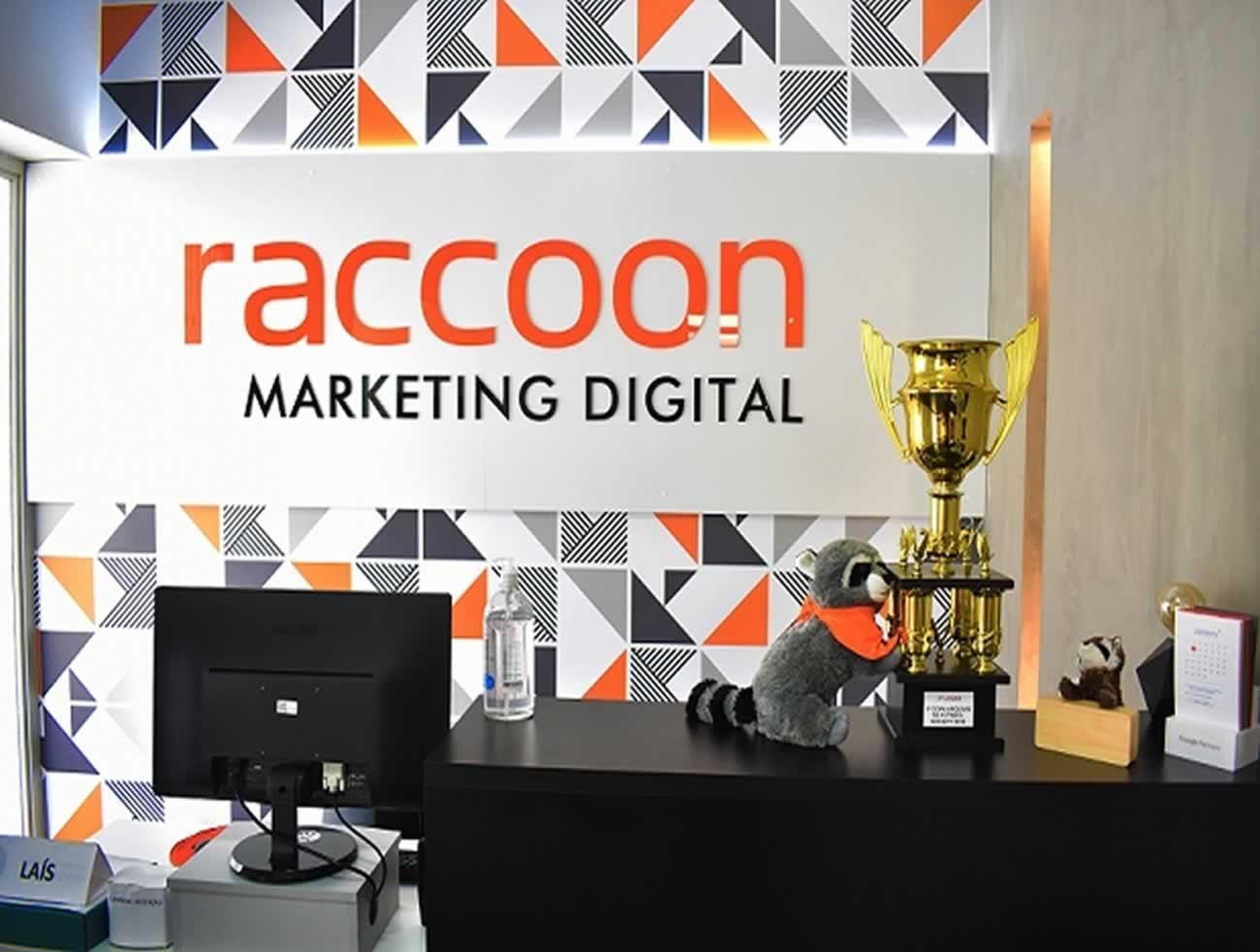 RACCOON TEM LUGAR DE PRETO E 500 VAGAS EM CURSO DE MARKETING