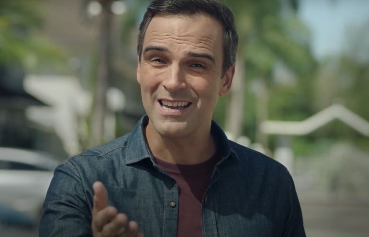 TADEU SCHMIDT É GAROTO-PROPAGANDA DA BRADESCO SEGUROS EM PEÇA REALIZADA PELA ALMAPBBDO