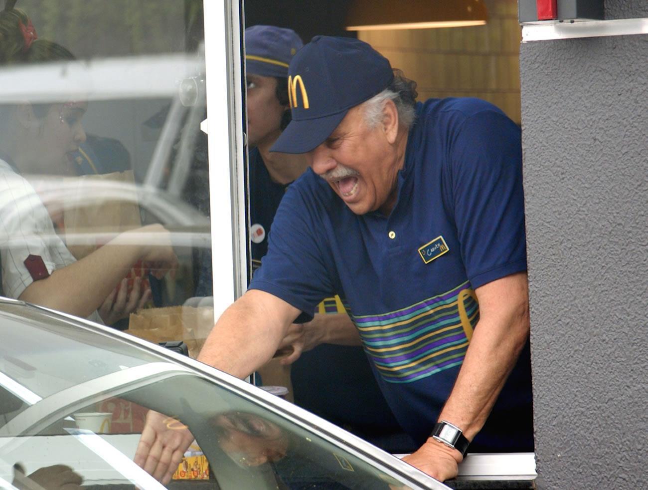 De surpresa, Marcio Canuto atende clientes do McDonald’s