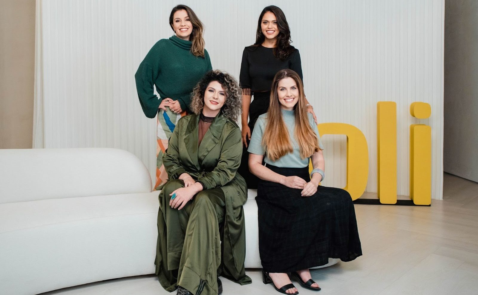 OLI CONTRATA PARA AMPLIAR ÁREA DE VIDEO SHOPPING