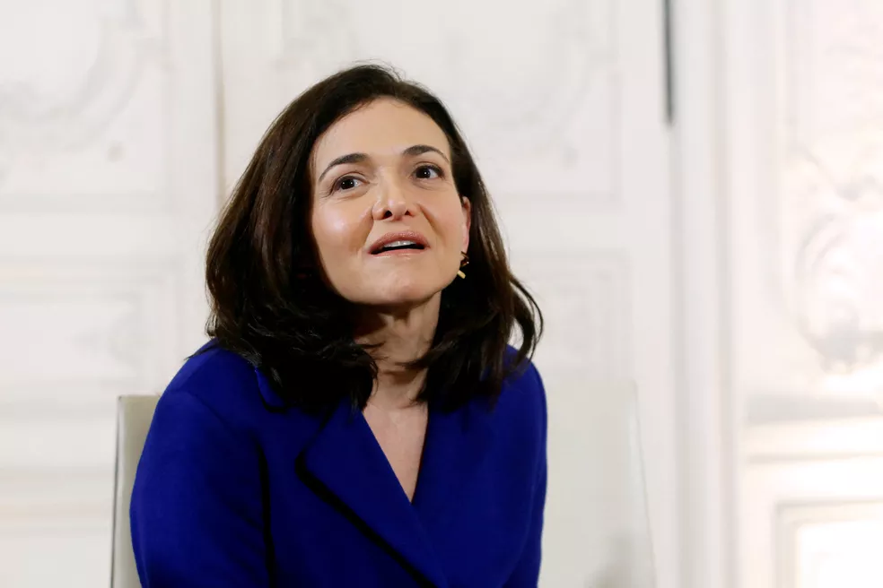 FACEBOOK PERDE A NÚMERO DOIS E AÇÕES DESPENCAM