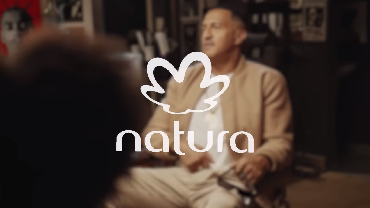 COM MANO BROWN, NATURA HOMENAGEIA TODOS OS PAIS
