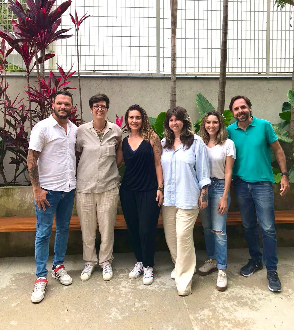 AGÊNCIA EA REESTRUTURA, CRIA HOLDING E CONTRATA
