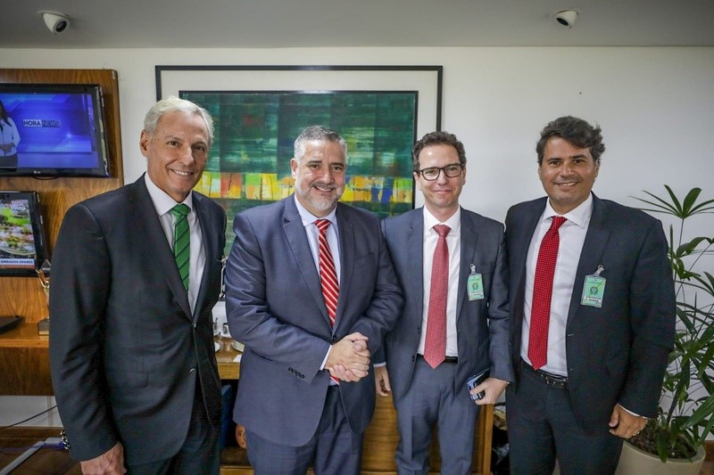 FENAPRO VAI AO PLANALTO OFERECER APOIO À SECOM