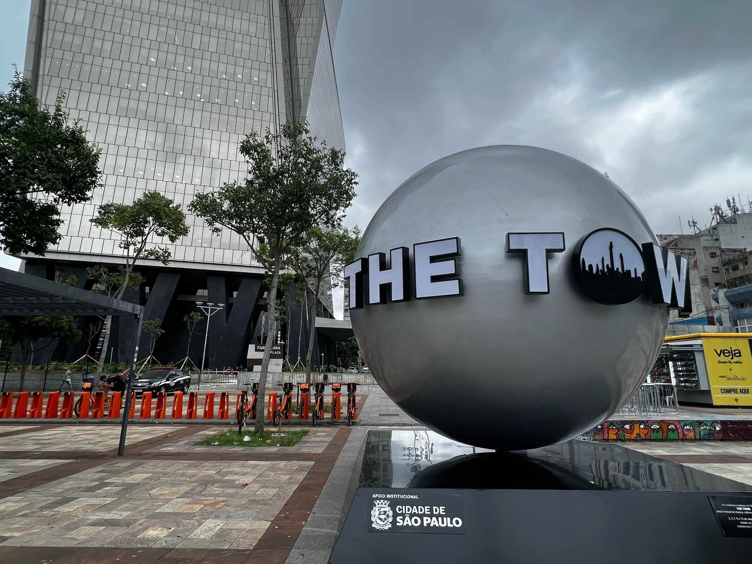THE TOWN EM CAMPANHA PROMOVENDO INGRESSOS