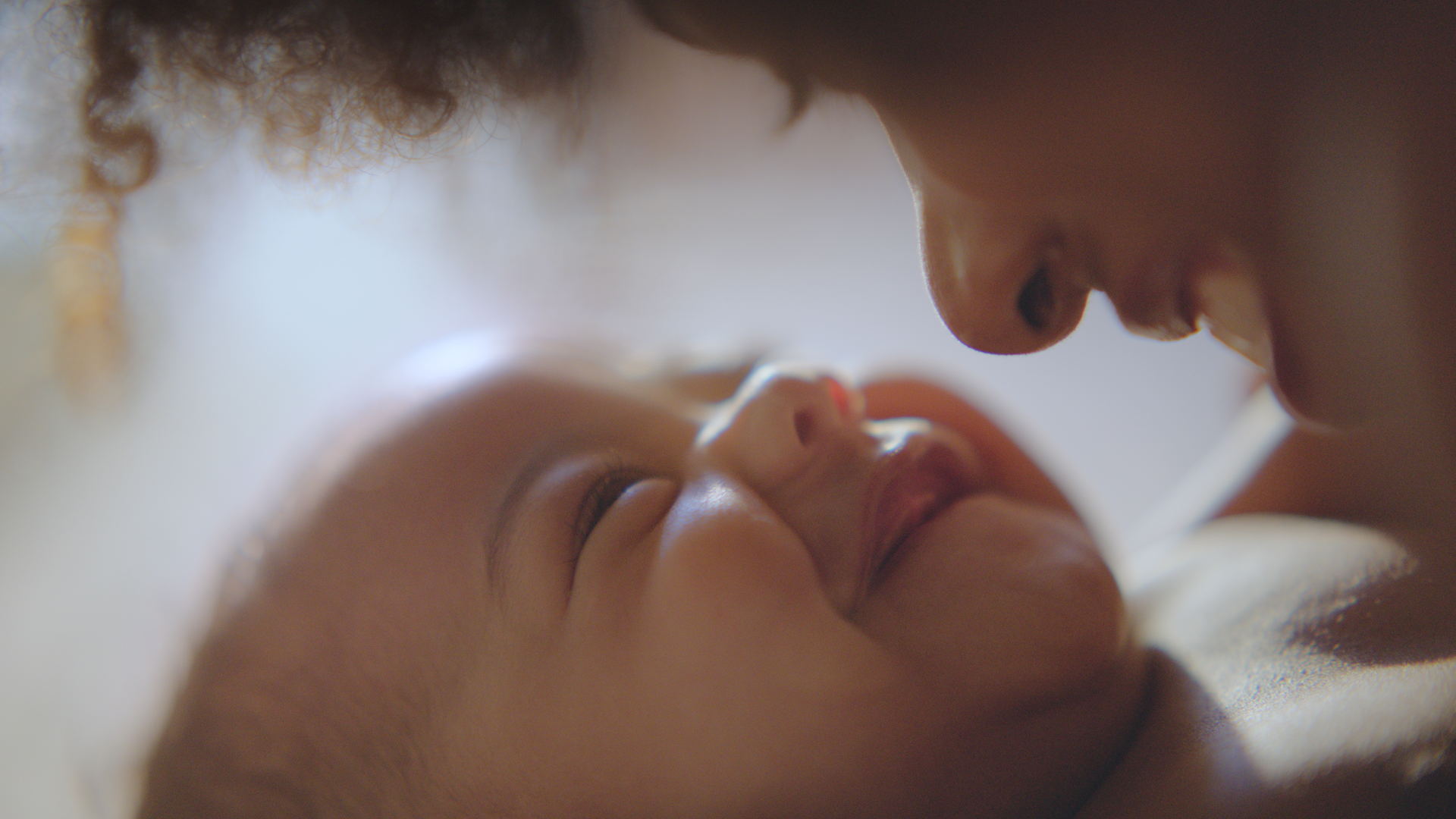 NATURA CHAMA ATENÇÃO A AFETOS ENTRE MÃE E BEBÊ