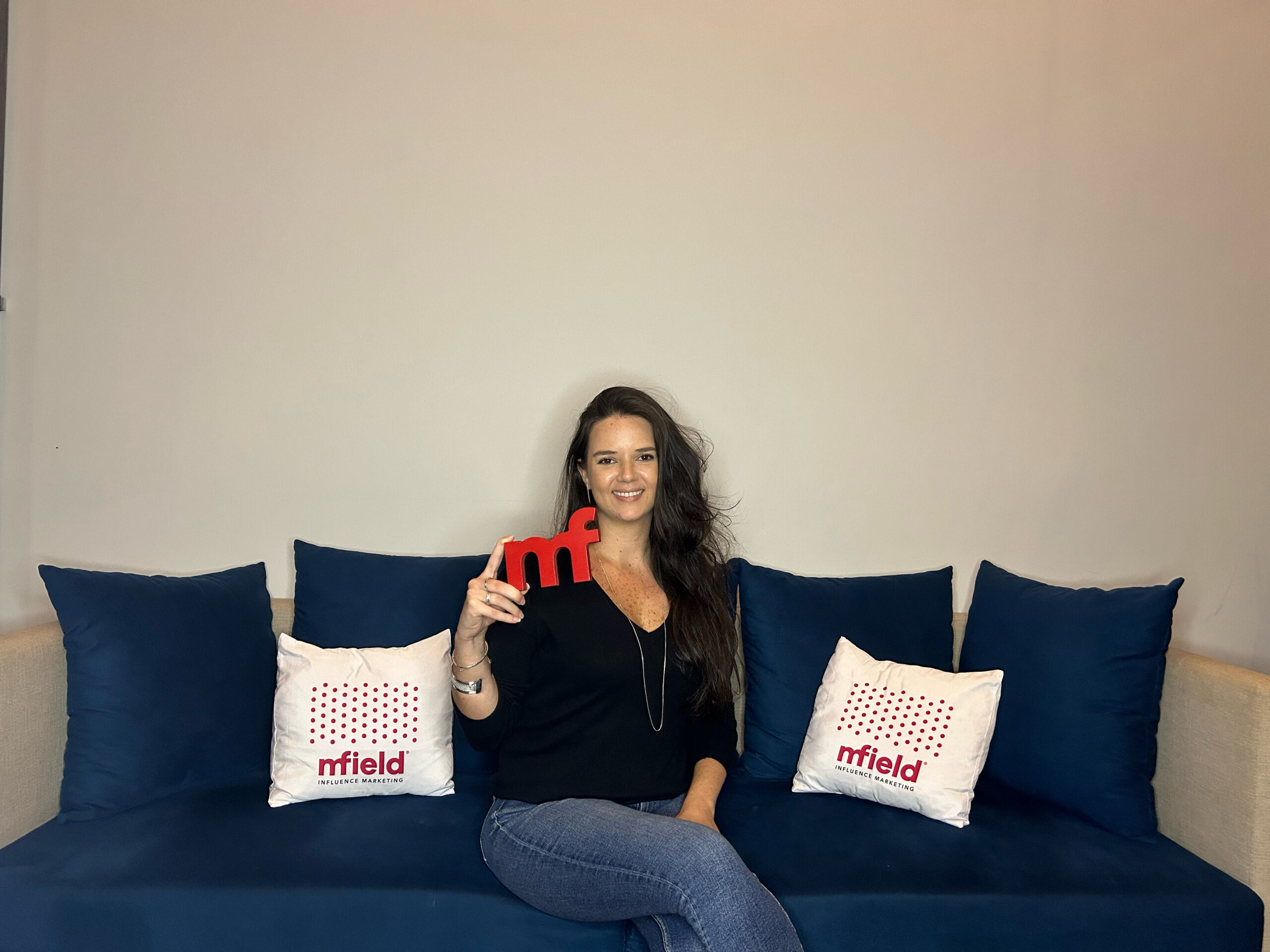 MFIELD CONTRATA DINNAH PATINHO PARA O MARKETING