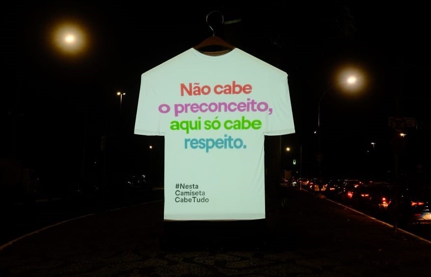HERING E AFRICA EXPÕEM CAMISETA GIGANTE EM SP