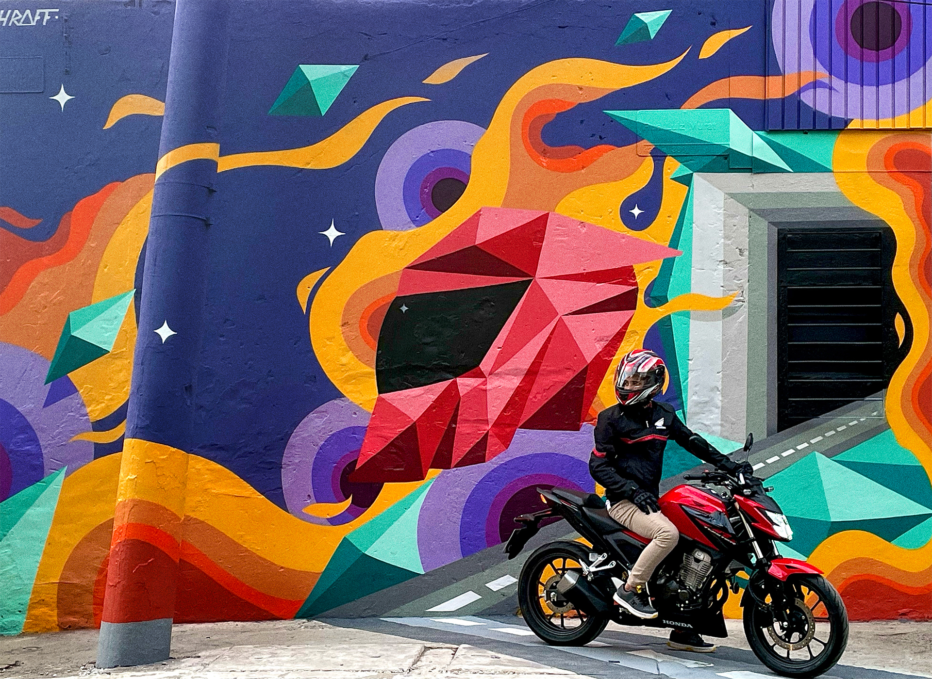 COM ARTE URBANA, HONDA CELEBRA OS MOTOCICLISTAS