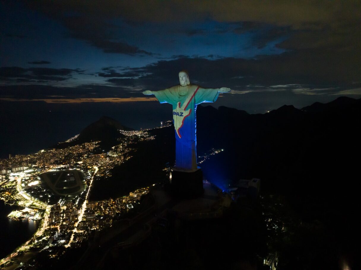 CRISTO REDENTOR VESTIDO DE SIMBOLO DO ROCK IN RIO