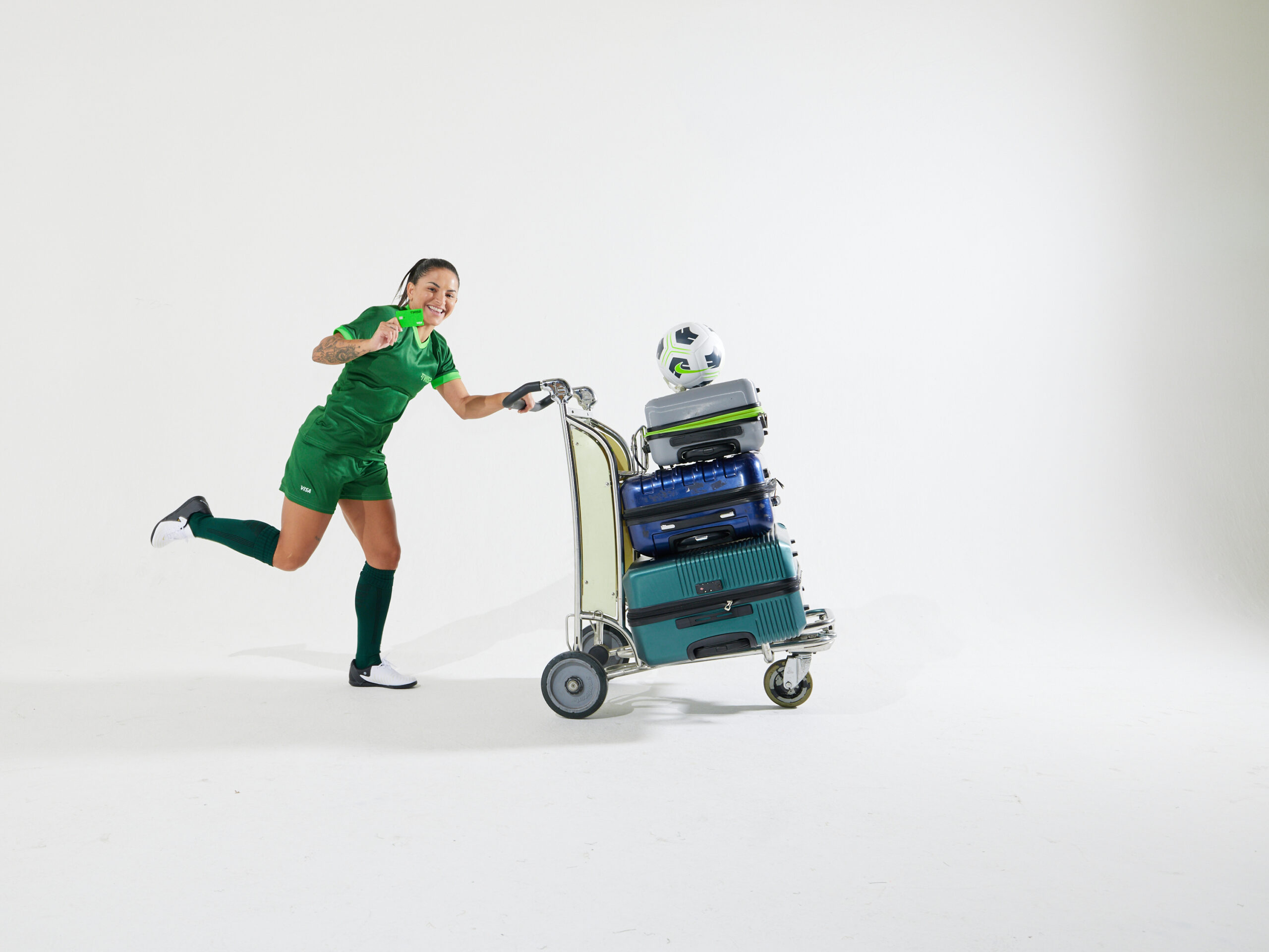 DEBINHA CONECTA FUTEBOL FEMININO COM FACILIDADES DO CARTÃO WISE VISA