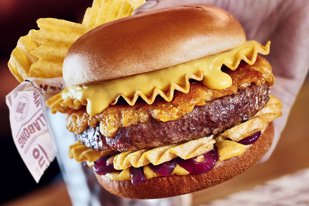RUFFLES E OUTBACK SE UNEM EM HAMBÚRGUER COM COSTELA E CROCÂNCIA
