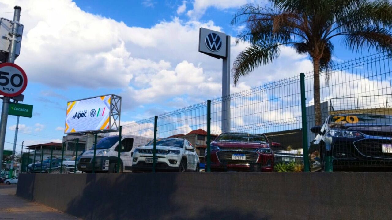 VENDAS DE CARROS SOBEM 37% E REVENDAS  ADOTAM MÍDIA DOOH