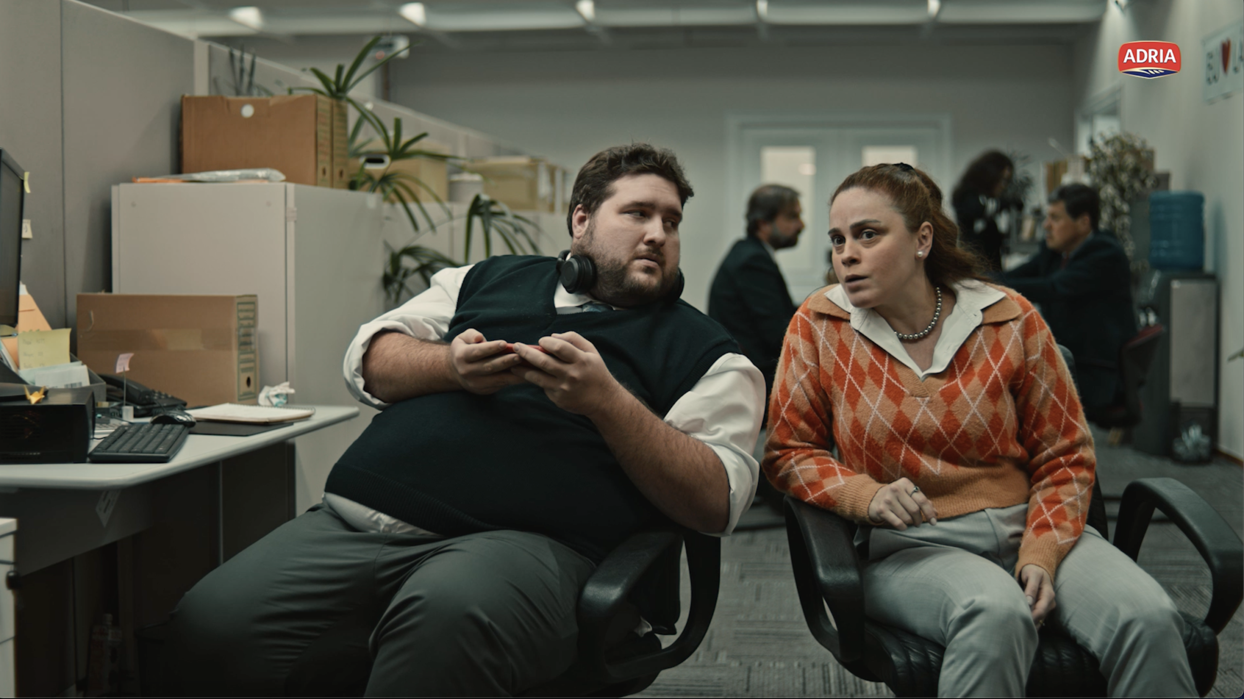 “OS CONCORRENTES ESTÃO FRITOS”, IRONIZA ADRIA NO COMERCIAL DO 1º LÁMEN SEM FRITURA