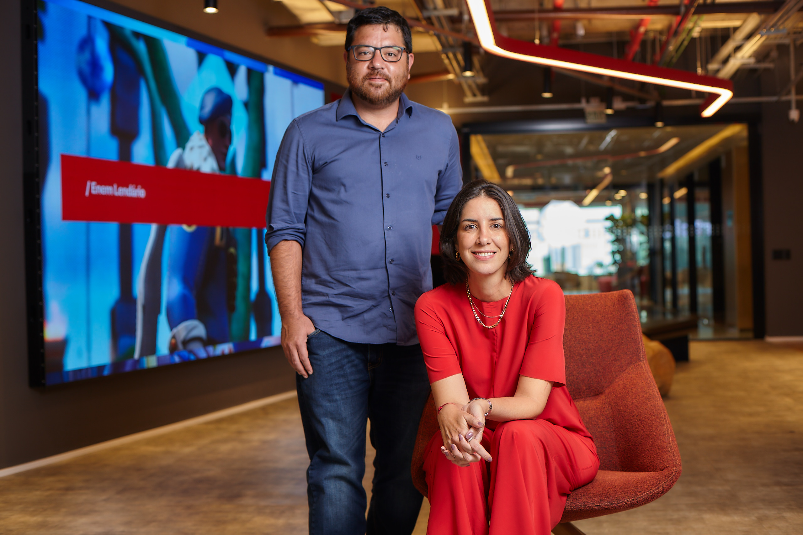 Henrique Arakaki, diretor de Mídia da Artplan São Paulo, e Joana Chulam, head nacional de Mídia e Negócios da Artplan.